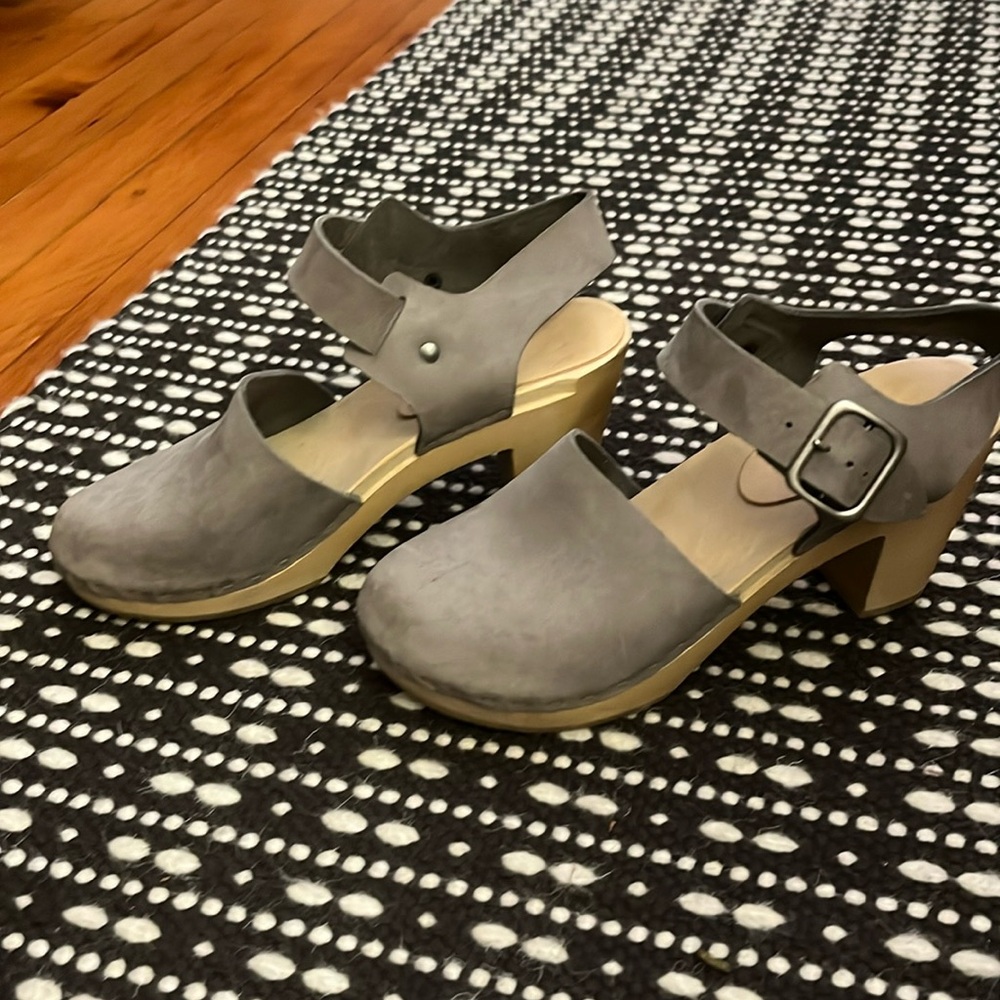 Bryr clogs, blue grey color and style no longer sold at bryr. Only worn once!